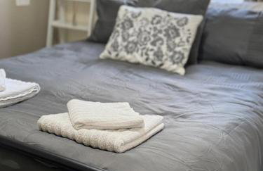 Spacious 2-Bedroom Flat Near Shops & Transport - Photo 2