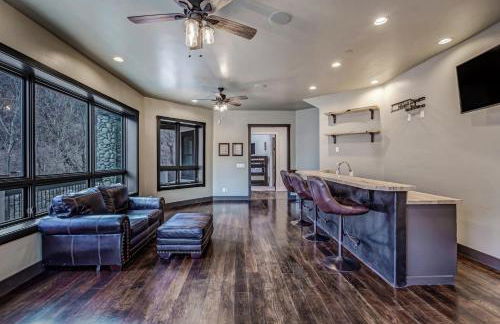 Cozy mountain home w riverfront patio - Foto 64