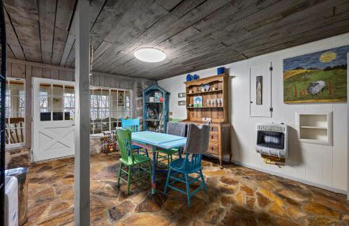 A-Frame with VIEWS - Walk to Downtown and Park - Pets OK - Foto 34