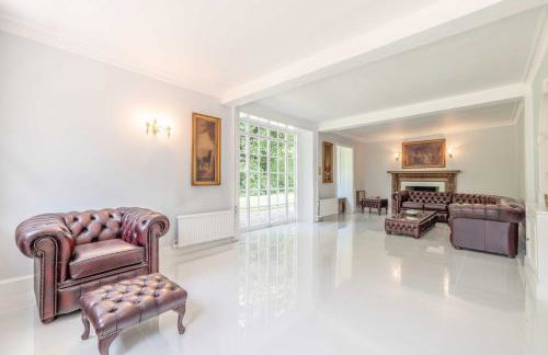 Luxury Grand Windsor Mansion Private 5 Acres & Helipad - Photo 5