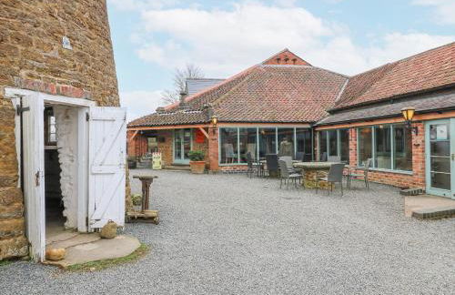 The Oak Room - Windmill Country Retreats - Photo 22