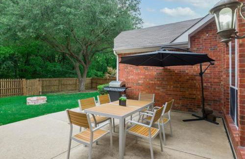 Captivating 6BR 3B Home with Pool & Fire Pit - Foto 23