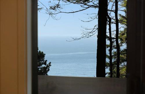 Tree House - Photo 1