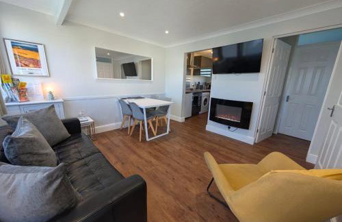 Beachcomber, Two bed Chalet on Sunbeach Holiday Park - Sleeps 4, pet friendly, FREE pool and entertainment passes included - plus WiFi - only 300m from the beach! - Photo 1
