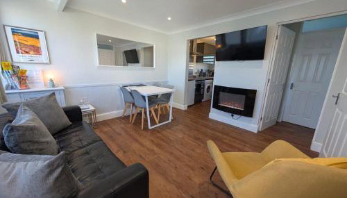 Beachcomber, Two bed Chalet on Sunbeach Holiday Park - Sleeps 4, pet friendly, FREE pool and entertainment passes included - plus WiFi - only 300m from the beach! - Foto 1