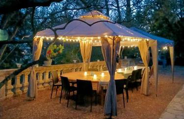 Les Ribas villa groupe, de 4 a 14 personnes, maison familiale, séjour nature, calme, Provence, Plaine des Maures, proche mer, Verdon, randonnée, terrain arboré, jeux enfants, pétanque, ping-pong, cuisine équipée, grande capacité, vacances en groupe - Foto 1