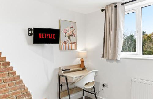Stylish Duplex Apartment - Excellent Location - Free Parking, Virgin TV, Fast Wifi and Self-Check-In by Yoko Property - Photo 9