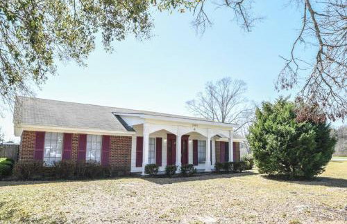 Classic Colonial Home near Main Street - Foto 8