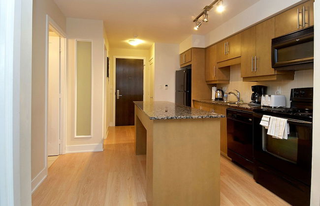 WhiteHall Suites- Yorkville - Photo 17