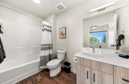 2BR in Downtown with Parking - Foto 35