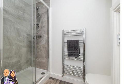 Elizabeth by Alt-Stay - 2 Bed En-Suite House - Parking, WiFi & King Bed - Contractors & Relocations - Weekly & Monthly Rates - Foto 10