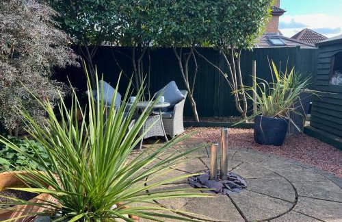 Superb Comfy 2 Bed House, Responsive & Caring Hosts Free WiFi & Parking, Close to MK Centre, Train Station, Santander, Network Rail by Webbhill Stays - Foto 44