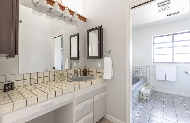 Jasmine by Avantstay Entertainers Paradise w Hot Tub Pool Table Large Patio - Foto 19