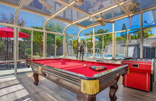 Charming Villa with Backyard Oasis Close to Beach - Foto 3