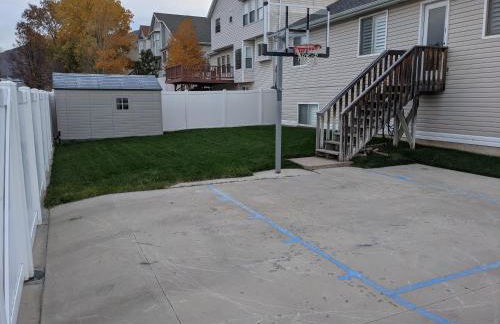 Beautiful Large Residential Home - Photo 14