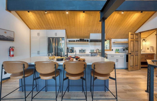 Lake View, Firepit, Game Room Remodeled Lake Tahoe Luxury Cabin by Avantstay - Foto 52