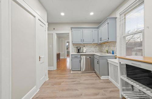 2-Story Stay with Game Lounge & Free Parking Spots - 5 mins to NYC Train - Foto 2