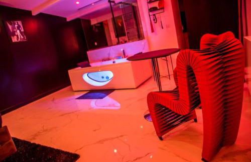 SECRET SUITE "Mr Grey" - Jacuzzi privatif - Gare RER C - Proche Paris - Foto 16