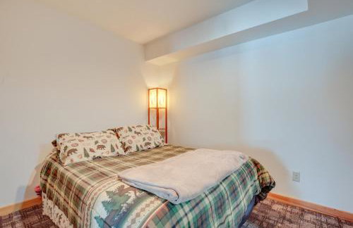 Lakefront Tomahawk Getaway with Deck and 2 Fireplaces! - Foto 18