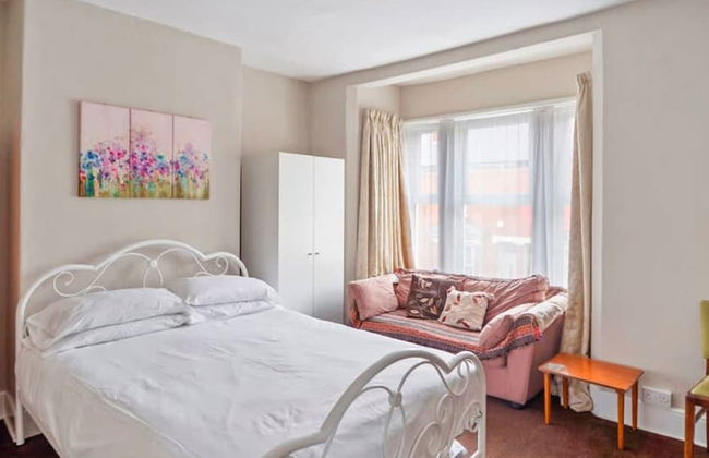 4 Bed Homely Retreat - Wolverhampton - Foto 1