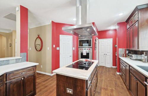 DFW Getaway - 4 Bedrooms Pool Oasis Media Room - Photo 16