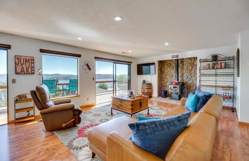Idyllic Kelseyville Home with 2 Decks and Views! - Foto 1