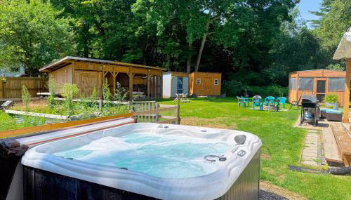 91M Renovated Bethlehem home with hot tub, firepit, large yard, walk to restaurants - Foto 2