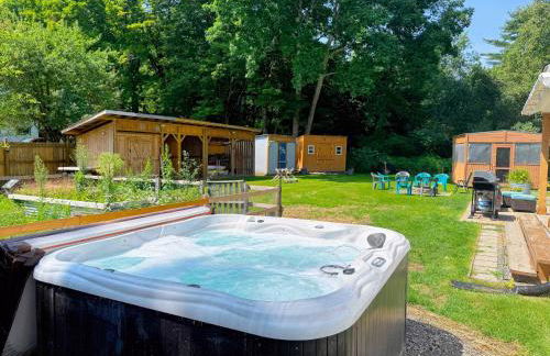 91M Renovated Bethlehem home with hot tub, firepit, large yard, walk to restaurants - Photo 2