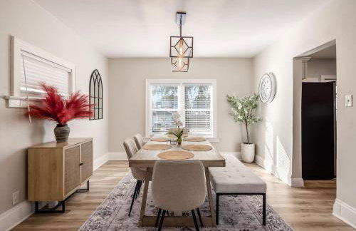 Oakwood Charm Family-Friendly 3BR Getaway - Photo 19