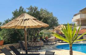 Red House Apartment With Swimming Pool - Photo 2