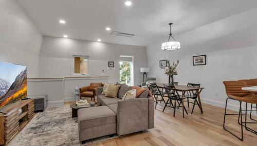 Carriage House Loft - King Bed and Garage Parking - Foto 3