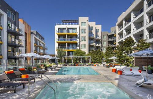 Spacious 2BD 2BA with Huge Balcony, Near Venice Beach & Fun! - Foto 1