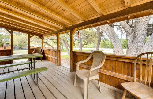 'Cabana Luna' Cabin w/ Deck, Swing & Fire Pit! - Foto 19