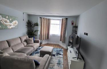 Luxury 3 Bed London Home - 3 stops away from Tottenham Stadium - Perfect for Holidays - Photo 9
