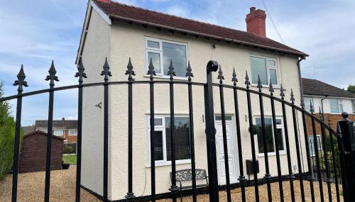 Delightful 2 bed detached home with secure parking - Foto 1