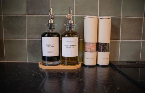 Cozy Luxury Cabin w Hot Tub, Fire Pit, King Bed - Foto 51