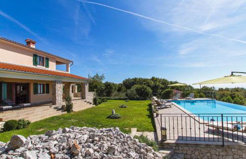 Elegant 4-Bedroom Villa with Private Pool and Amazing Sea Views - Photo 4