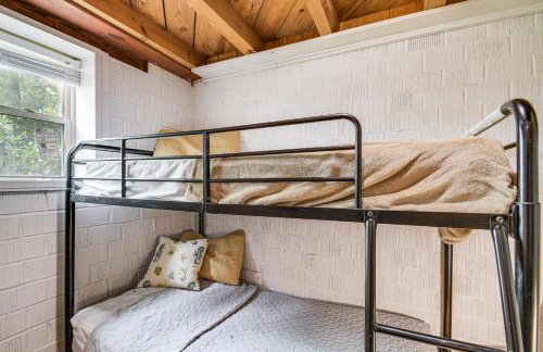 Riverfront Anglers Cabin in Fairhope with Deck! - Foto 16