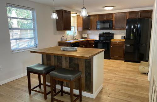 Cozy 3-bed home close to beautiful beaches. - Photo 8