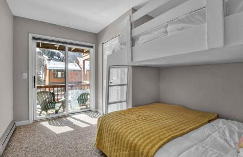 Modern Townhome with Decks Fireplace & Mountain Views - Foto 11