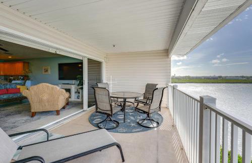 Large Balcony and Water Views Indian Shores Condo! - Foto 7