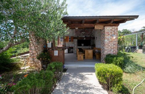 Family friendly house with a swimming pool Radovin, Zadar - 21307 - Foto 8