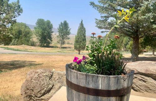 New! Lower Level Ranch Home - 10 mins to Town - Foto 16