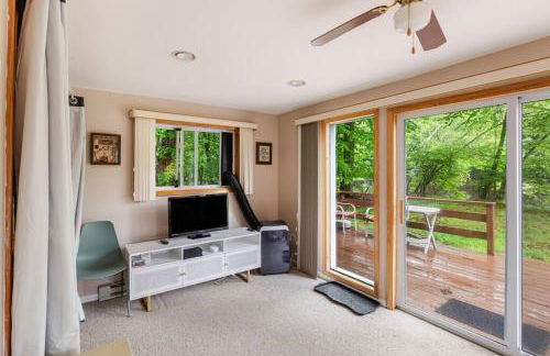 Lakefront with Lots of Light and Private Dock Access - Foto 27