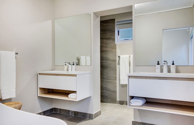 Camps Bay Holiday Apartment in Secure Complex With Private Pool and Parking Houghton Views - Foto 50