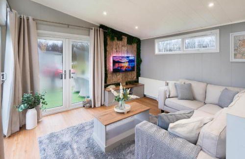 Silverdale Lodge, HotTub, Wi-FI, Quiet & Sleeps 4 - Foto 2