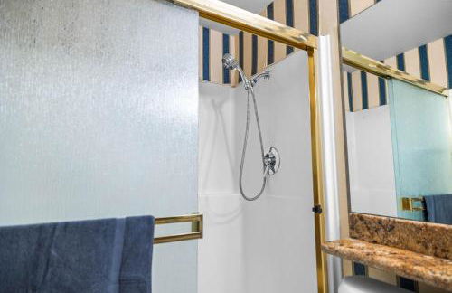 Mira Mesa Family Retreat 4BR with Balcony and Firepit - Photo 33