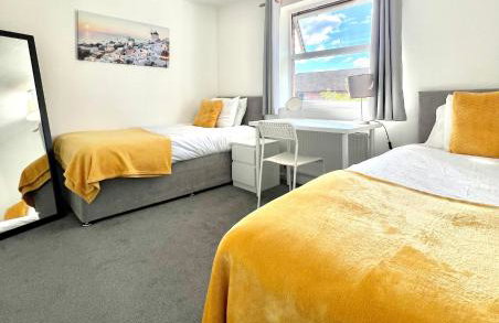 Central MK Home, Garden and Free Private Driveway Parking! 4 Beds Fully Equipped Train station 5 Mins - Photo 7