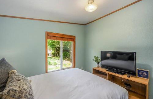 Riverfront Paradise w/ Hot Tub--Little River House - Foto 24