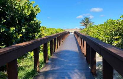 Tropical Oasis by the beach and shops, with pool - Foto 23